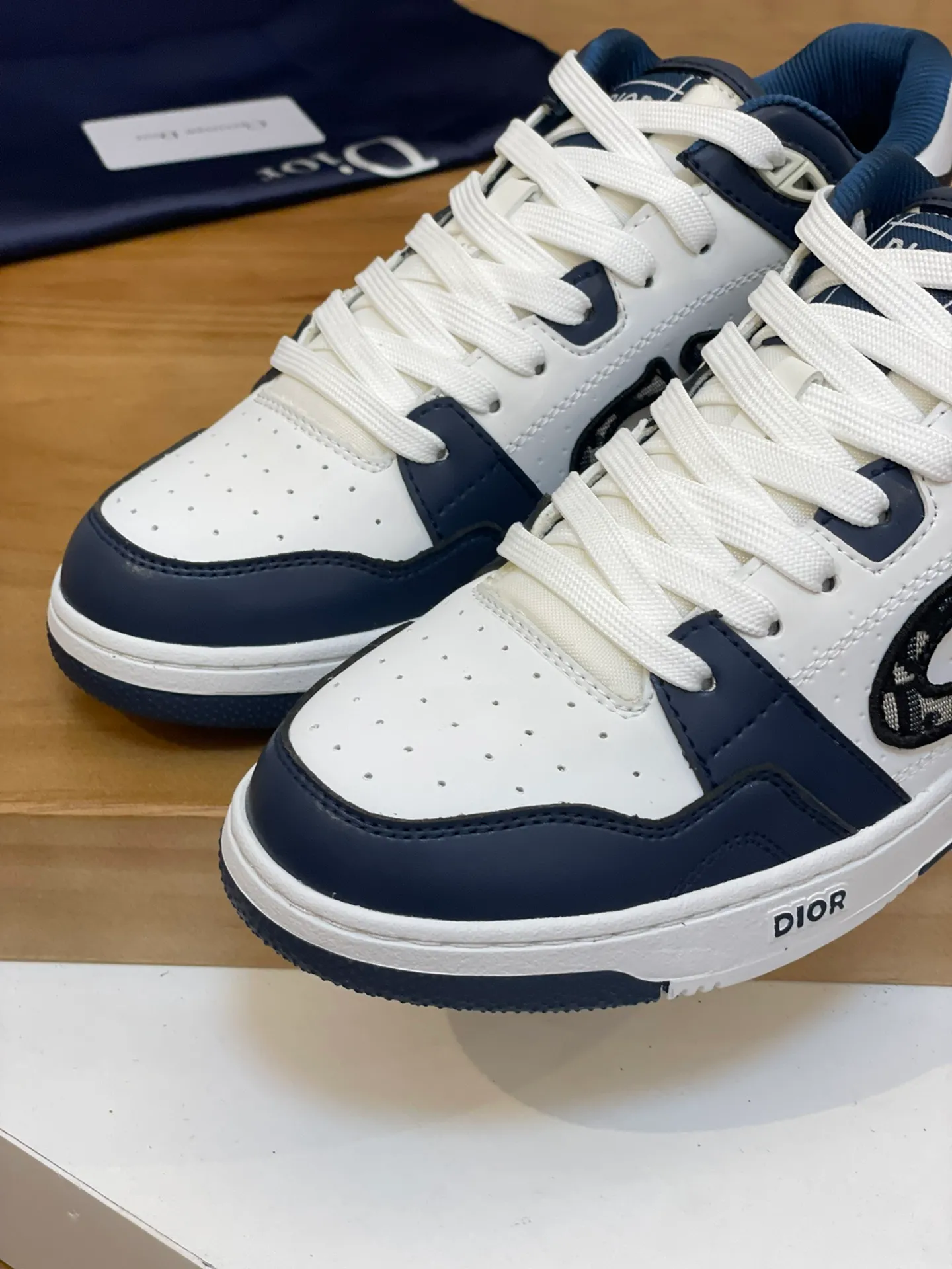 Men's shoes: 💰P440¥ Product trademark: Dior* "Dior*" high-top casual shoes Regular size: 38-44 (can be customized to 45.46) Product materials: Upper imported cowhide stitched with original fabric, breathable lining, original outsole. Number: 1006